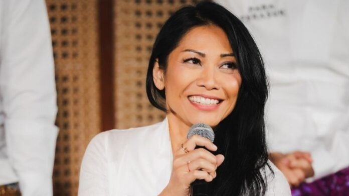 Anggun C Sasmi - Holopis