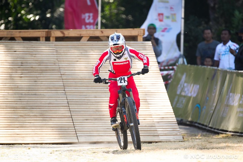 Atlet Balap Sepeda Indonesia, Rendy Varera meraih medali pertama (perak) untuk Indonesia di SEA Games 2025 - Holopis