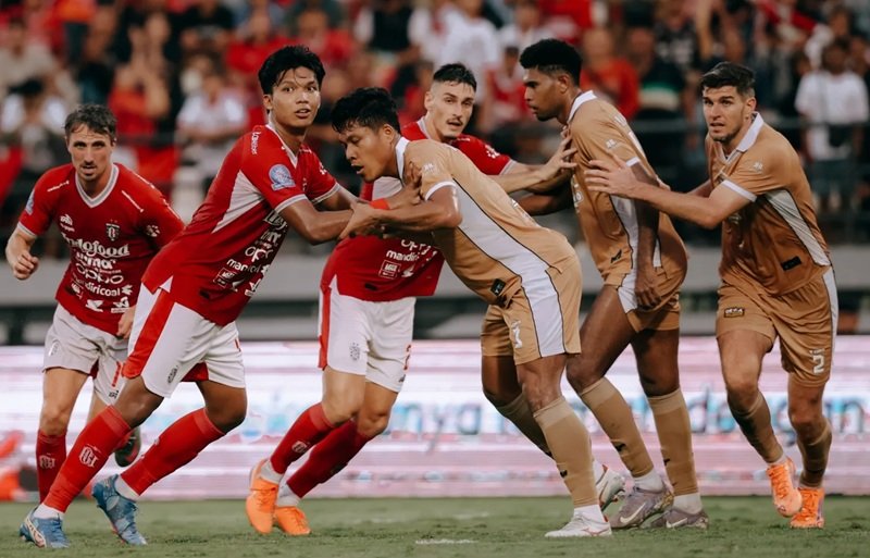 Bali United vs Dewa United di Super League - Holopis