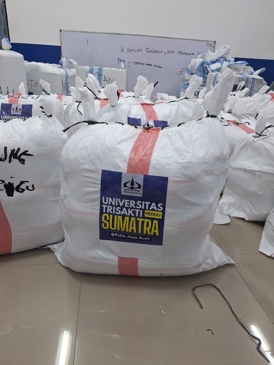 Bantuan Logistik Usakti untuk Sumatra