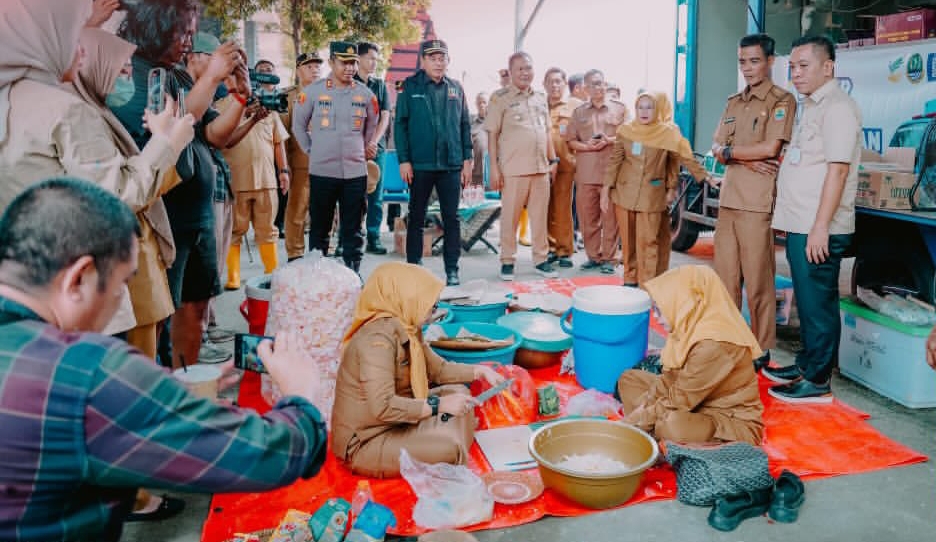 Bupati Karawang dan Forkopimda saat mengunjungi dapur umum di Desa Karangligar Karawang - Holopis