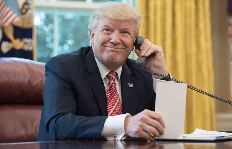 Donald Trump telponan Holopis.com