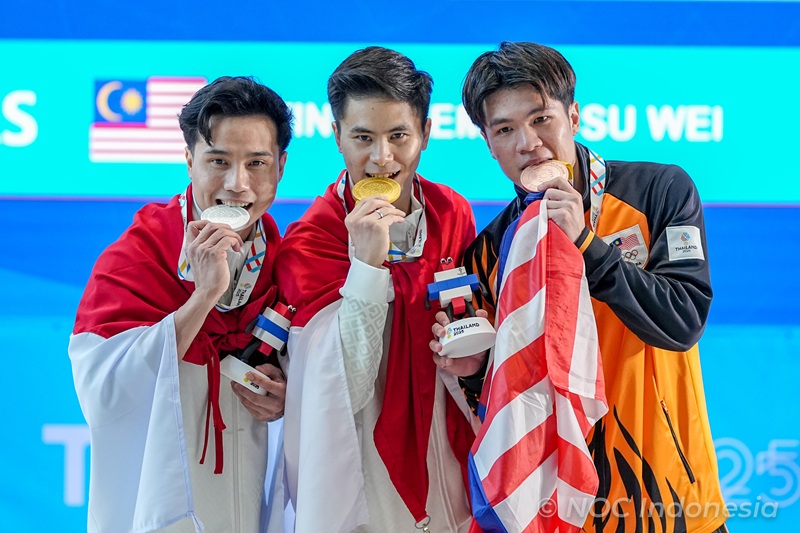 Edgar Xavier dengan Seraf Naro dan wakil Thailand di podium medali Wushu SEA Games 2025 - Holopis