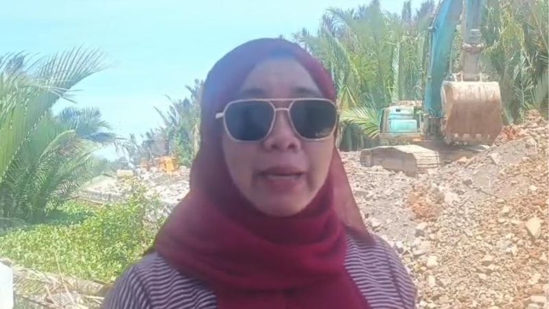 Emak-emak di Makassar Nekat Hadang Alat Berat - Holopis