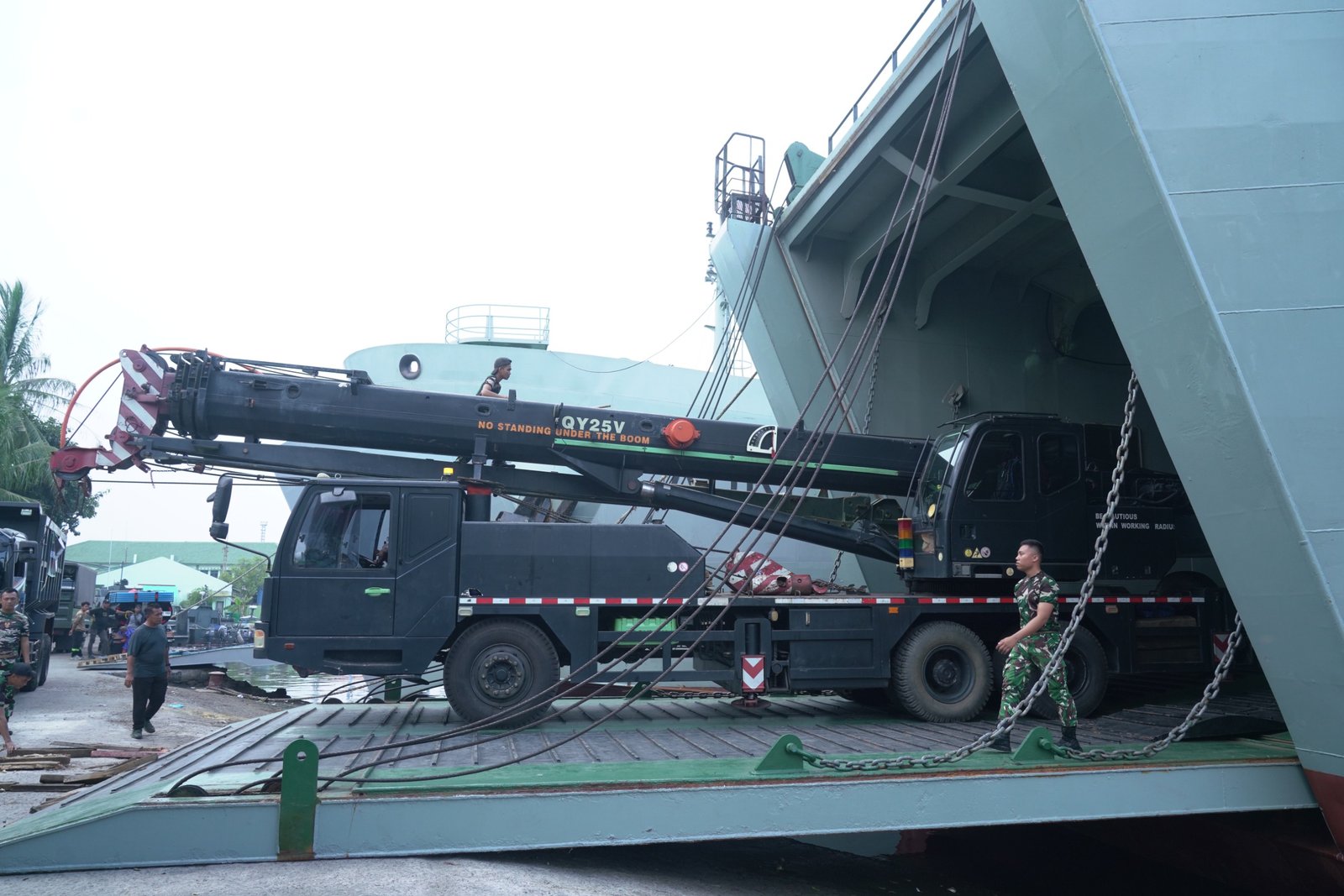 Kapal ADRI LII Saat Angkut Alat Berat