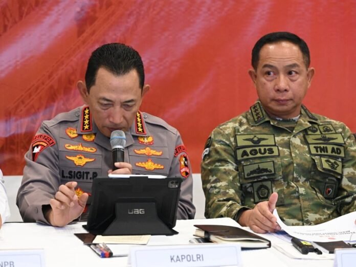 Kapolri Jenderal Listyo Sigit Prabowo dan Panglima TNI Jenderal Agus Subiyanto di Posko Terpadu Penanggulangan Bencana Alam, Pangkalan TNI AU Halim Perdanakusuma, Jakarta - Holopis