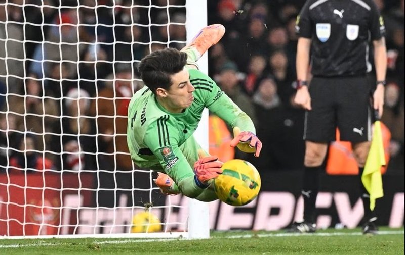 Kepa Arrizabalaga dalam momen adu penalti Arsenal vs Crystal Palace di Carabao Cup - Holopis