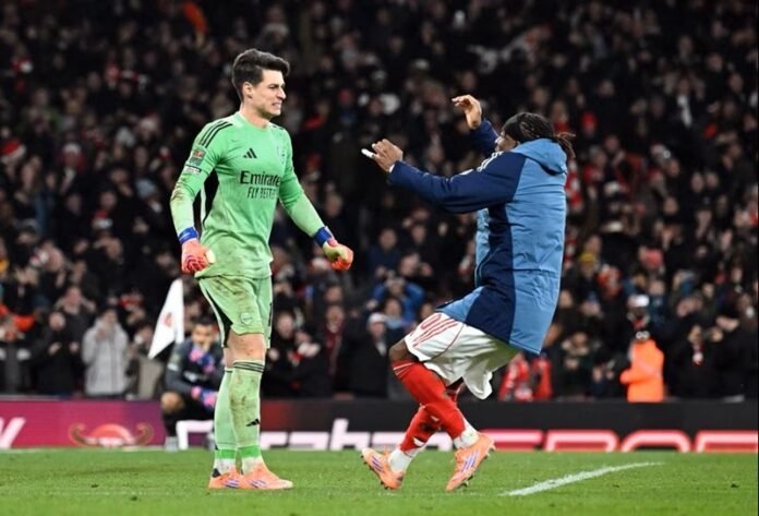 Kepa Arrizabalaga usai menangkis eksekusi penalti pemain Crystal Palace - Holopis