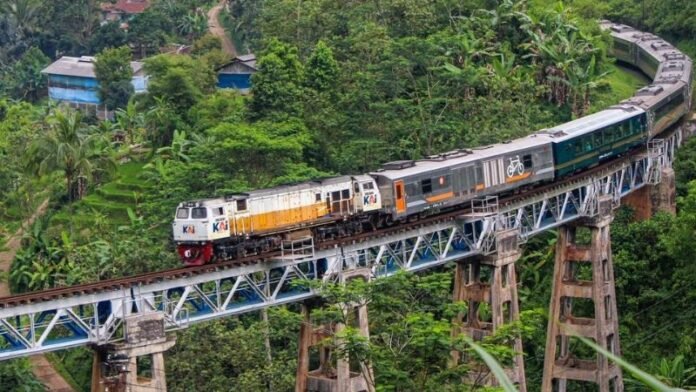 Kereta Wisata Jaka Lelana - Holopis
