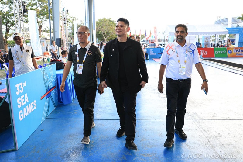 Ketum KOI Raja Sapta Oktohari saat melihat penyelenggaraan SEA Games 2025