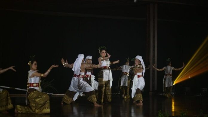 Parade Tari Nusantara 2025 - Holopis