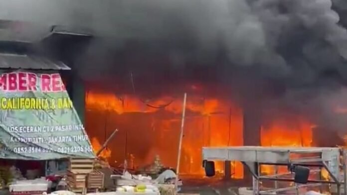 Kebakaran sejumlah kios di Pasar Induk Kramat Jati, Jaktim_HOLOPIS