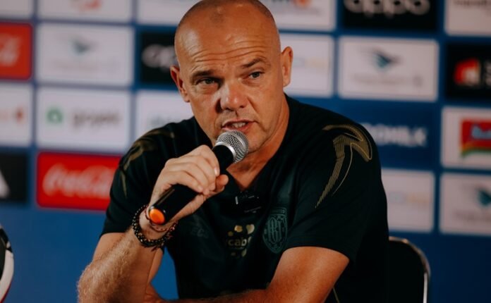 Pelatih Bali United Johnny Jansen saat konferensi pers jelang laga Bali United vs Dewa United di Super League - Holopis