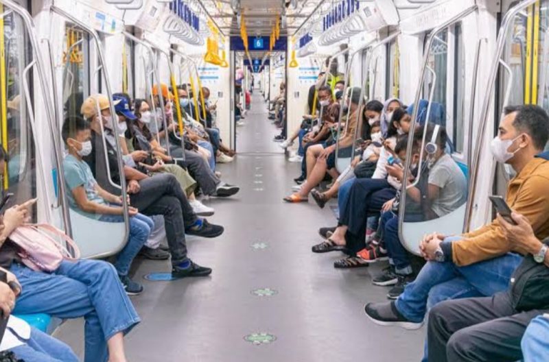 Penumpang MRT Jakarta - Holopis