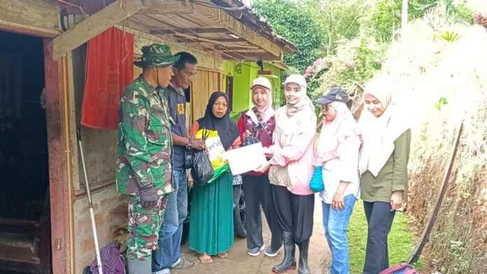 Penyaluran Bantuan dari TNI AD ke Warga Agam