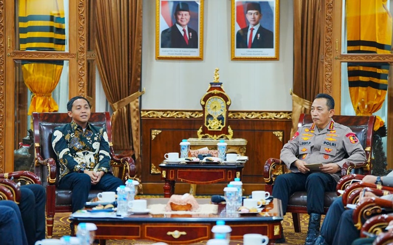 Pertemuan Menhut Raja Juli dan Kapolri Jenderal Listyo Sigit membahas soal temuan gelondongan kayu di Sumbar