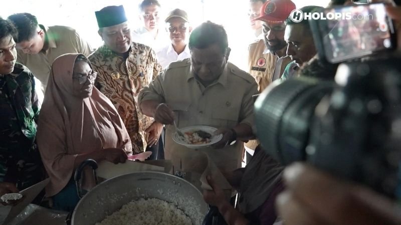 Prabowo Makan Masakan Warga Pengungsi_2 - Holopis Prabowo Makan Masakan Warga Pengungsi_2 - Holopis
