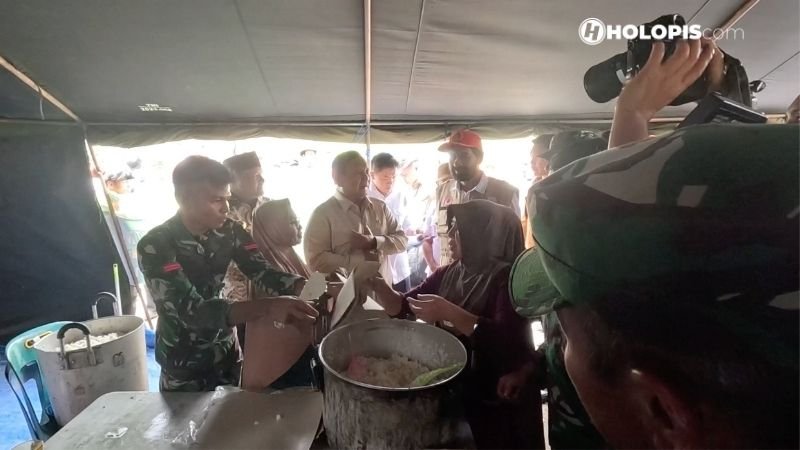 Prabowo Makan Masakan Warga Pengungsi_3 - Holopis Prabowo Makan Masakan Warga Pengungsi_3 - Holopis