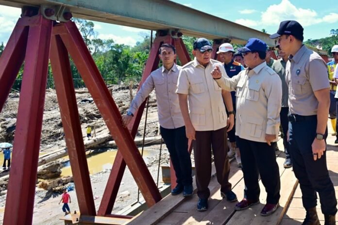 Presiden Prabowo Subianto saat meninjau langsung Jembatan Bailey Sungai Garoga di Tapanuli Selatan - Holopis