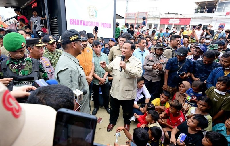 Presiden Prabowo Subianto saat meninjau posko masyarakat terdampak bencana di Aceh - Holopis