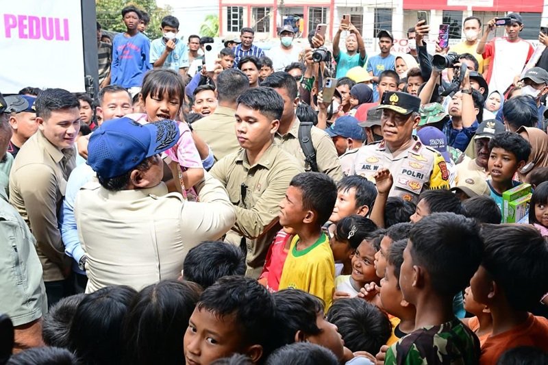 Presiden Prabowo di tengah para korban terdampak bencana di Kabupaten Aceh Tamiang, Aceh - Holopis