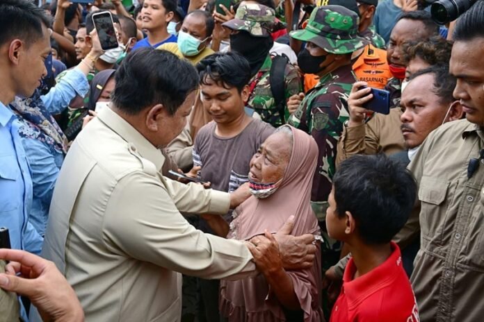 Presiden Prabowo di tengah rakyat terdampak bencana di Kabupaten Aceh Tamiang - Holopis