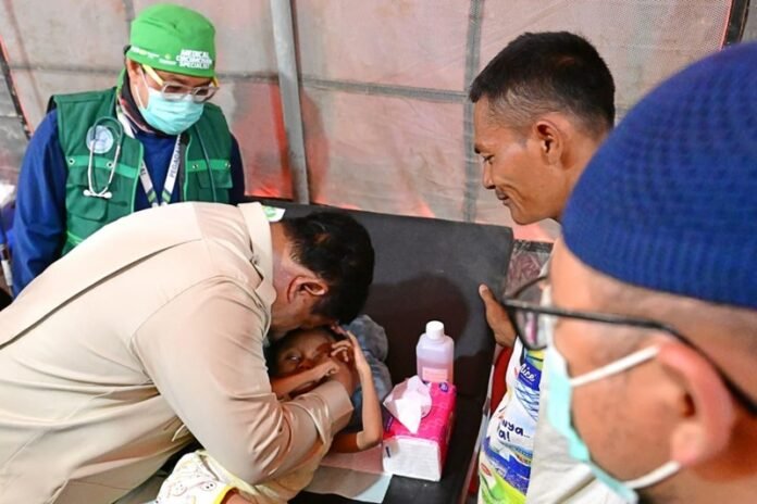 Presiden Prabowo mencium balita korban terdampak bencana di Kabupaten Aceh Tamiang, Aceh - Holopis