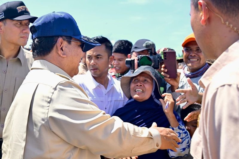 Presiden Prabowo menyambut hangat warga pasca bencana di Tapanuli Selatan - Holopis