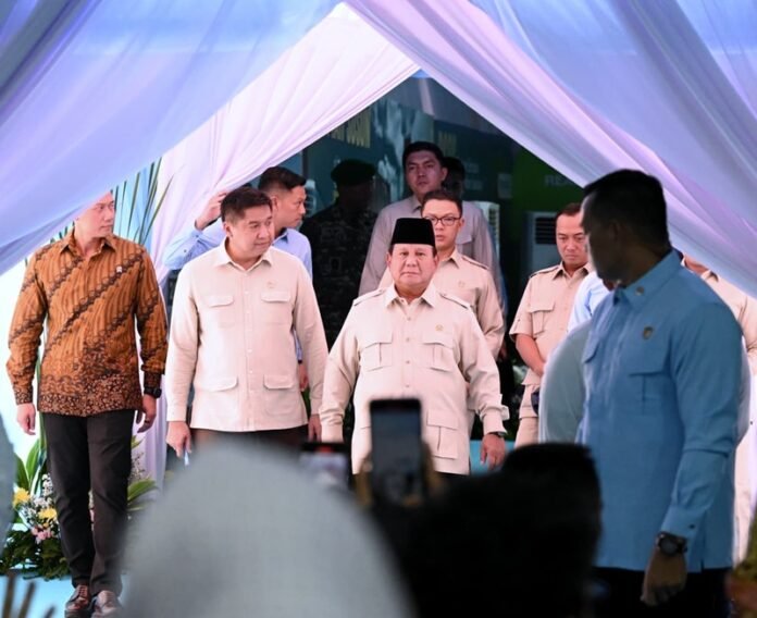 Presiden Prabowo saat menghadiri Akad Massal 50.030 Unit KPR FLPP dan Serah Terima Kunci Tahun 2025 - Holopis