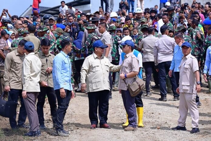 Presiden Prabowo saat meninjau kondisi Kabupaten Aceh Tamiang