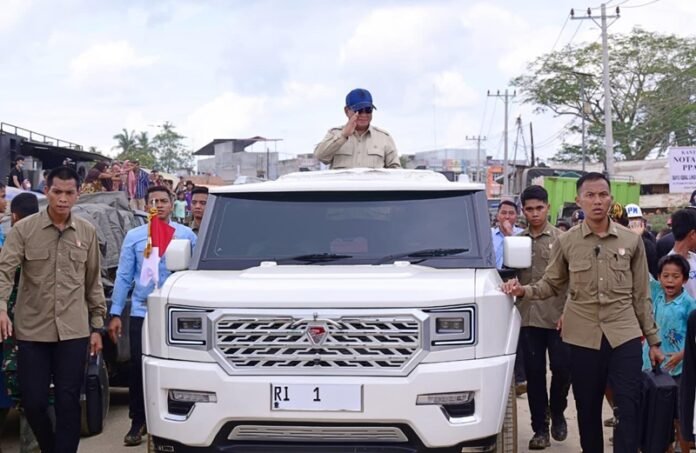 Presiden Prabowo saat meninjau lokasi terdampak bencana di Aceh - Holopis