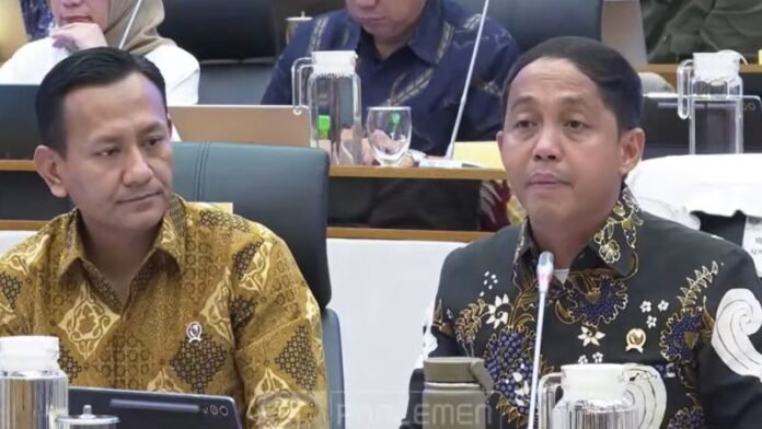 Menhut Raja Juli Antoni saar Rapat Kerja dengan Komisi IV DPR._HOLOPIS