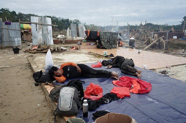 Relawan Tidur di Area Terbuka