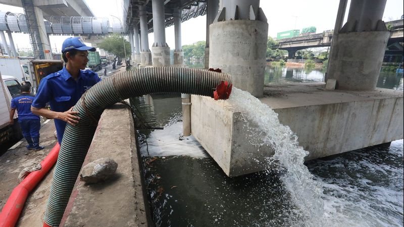 Petugas tangani banjir rob di Jalan RE Martadinata, Jakarta Utara._HOLOPIS