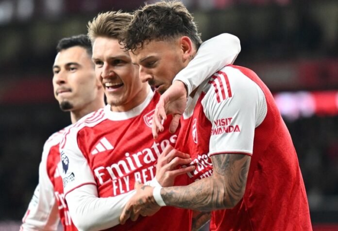 Skuad Arsenal selebrasi gol lawan Brentford - Holopis