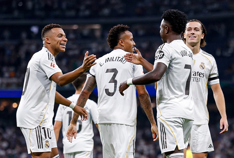 Skuad Real Madrid selebrasi gol - Holopis