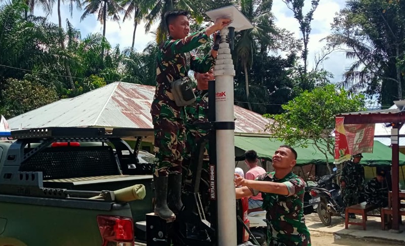 TNI AD Pasang Satelit Starlink