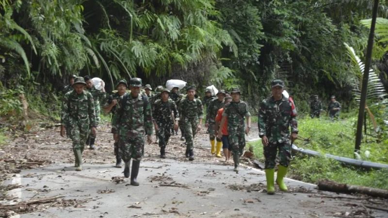 Satgas Gulbencal Korem 023/Kawal Samudera menyalurkan bantuan kemanusiaan ke korban bencana di Tapanuli Tengah. _HOLOPIS