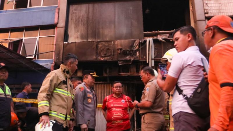 Gubernur DKI Jakarta Pramono Anung mengecek gedung Terra Drone di Kemayoran yang kebakaran, Selasa, (9/12)._HOLOPIS