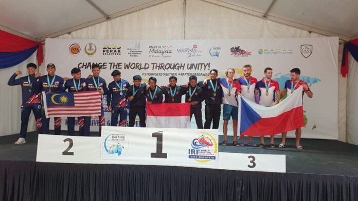 Tim Arung Jeram Indonesia Raih medai emas di hari kedua IRF World Rafting Championship 2025 - Holopis