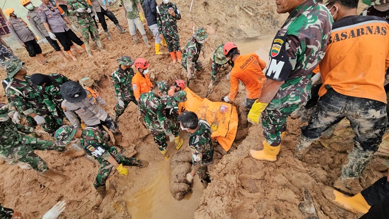 Tim SAR Gabungan evakuasi korban Banjir dan Longsor di Tapanuli Utara - Holopis