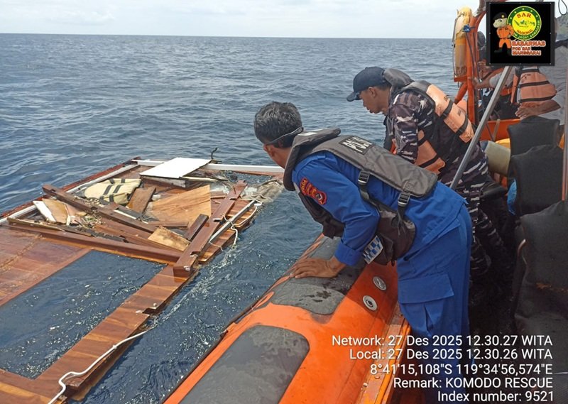 Tim SAR Gabungan saat melakukan evakuasi kapal pinisi Putri Sakinah yang tenggelam di Selat Pulau Padar, Taman Nasional (TN) Komodo, Labuan Bajo, NTT - Holopis