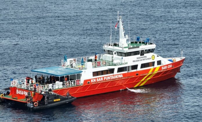 Tim SAR Gabungan saat melakukan pencarian korban KM Putri Sakinah di Labuan Bajo - Holopis Tim SAR Gabungan saat melakukan pencarian korban KM Putri Sakinah di Labuan Bajo - Holopis