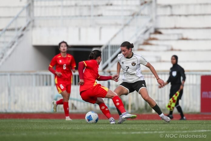 Timnas Indonesia Putri saat melawan Vietnam di semifinal Sepakbola Putri SEA Games 2025 - Holopis