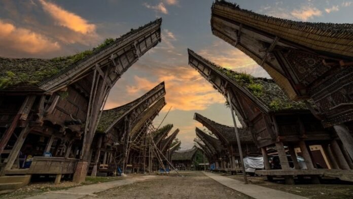Tongkonan di Toraja - Holopis