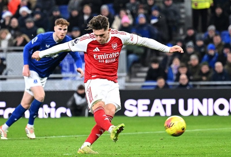 Viktor Gyokeres mengeksekusi penalti dan membawa Arsenal unggul 1-0 atas Everton - Holopis