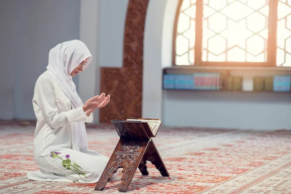Wanita Muslimah Berdoa