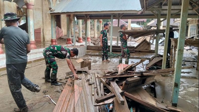 Prajurit TNI bantu warga bersihkan Masjid Kampung Tanah Merah._HOLOPIS