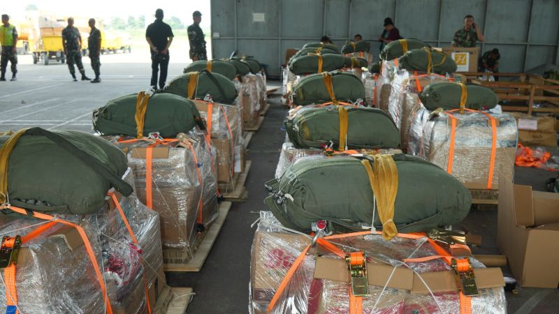 Dramatis! TNI Lakukan Air Dropping ke Korban Banjir Aceh Tamiang 1 Kirim bantuan dengan metode airdrop untuk warga terisolasi akibat banjir di Aceh Tamiang._Holopis
