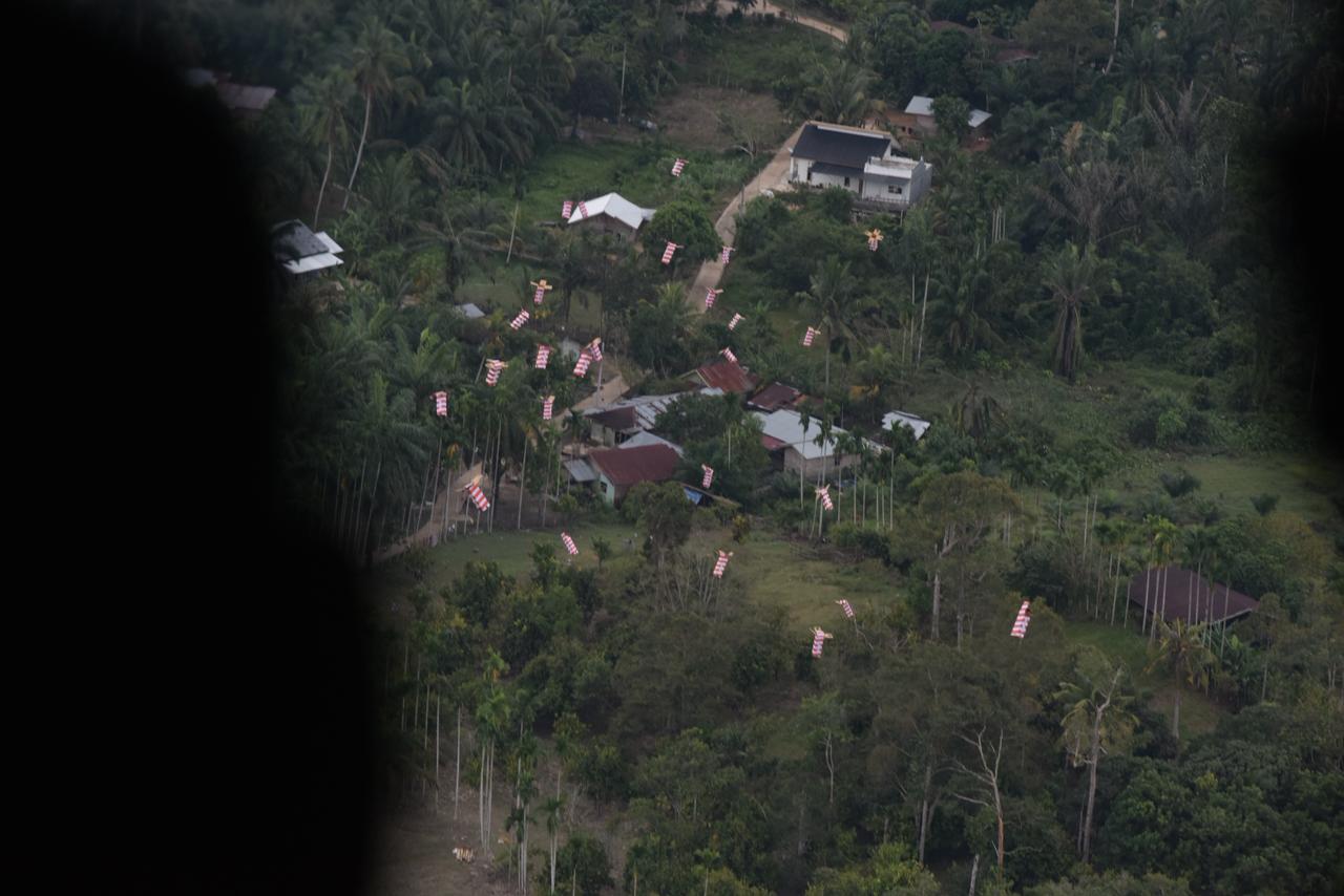 Bantuan melalui misi airdrop untuk warga yang terisolasi i Tapanuli Utara._HOLOPIS